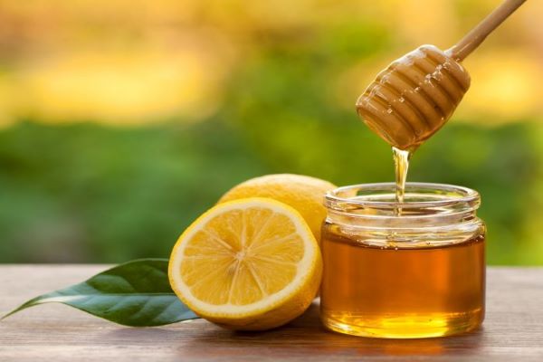 honey dripping with slices of lemon